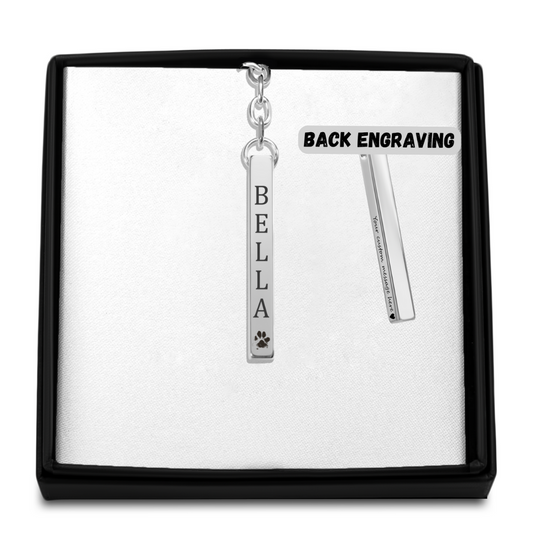 Sleutelhanger hond met naam hond en pootafdruk gegraveerd op bar hanger